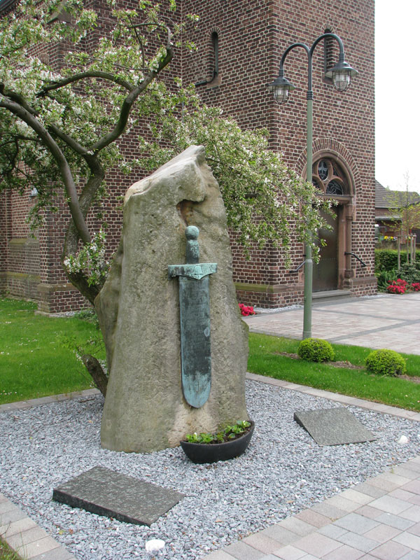 Stadtteile Nierst.Kriegerdenkmal vor St.Cyriakus